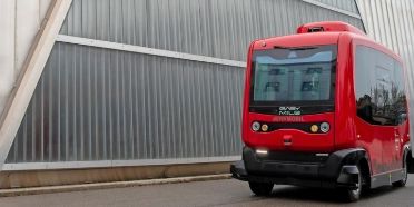 Es ist ein roter, autonom fahrender Kleinbus von Bernmobil zu sehen.
