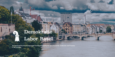 Eine Ansicht der Stadt Basel mit dem Rhein und dem Logo von Demokratie-Labor Basel.