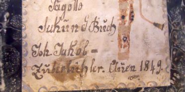 Einband einer Fagottstimme: «Fagotto Sekund Buch Joh. Jakob Zuberbühler. Auen 1849.» Die Zeichnung zeigt möglicherweise eines der zwei erhaltenen Fagotte des Konvoluts