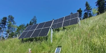 PV-Anlage auf einer extensiven Schafweide mit verschiedenen Elementen