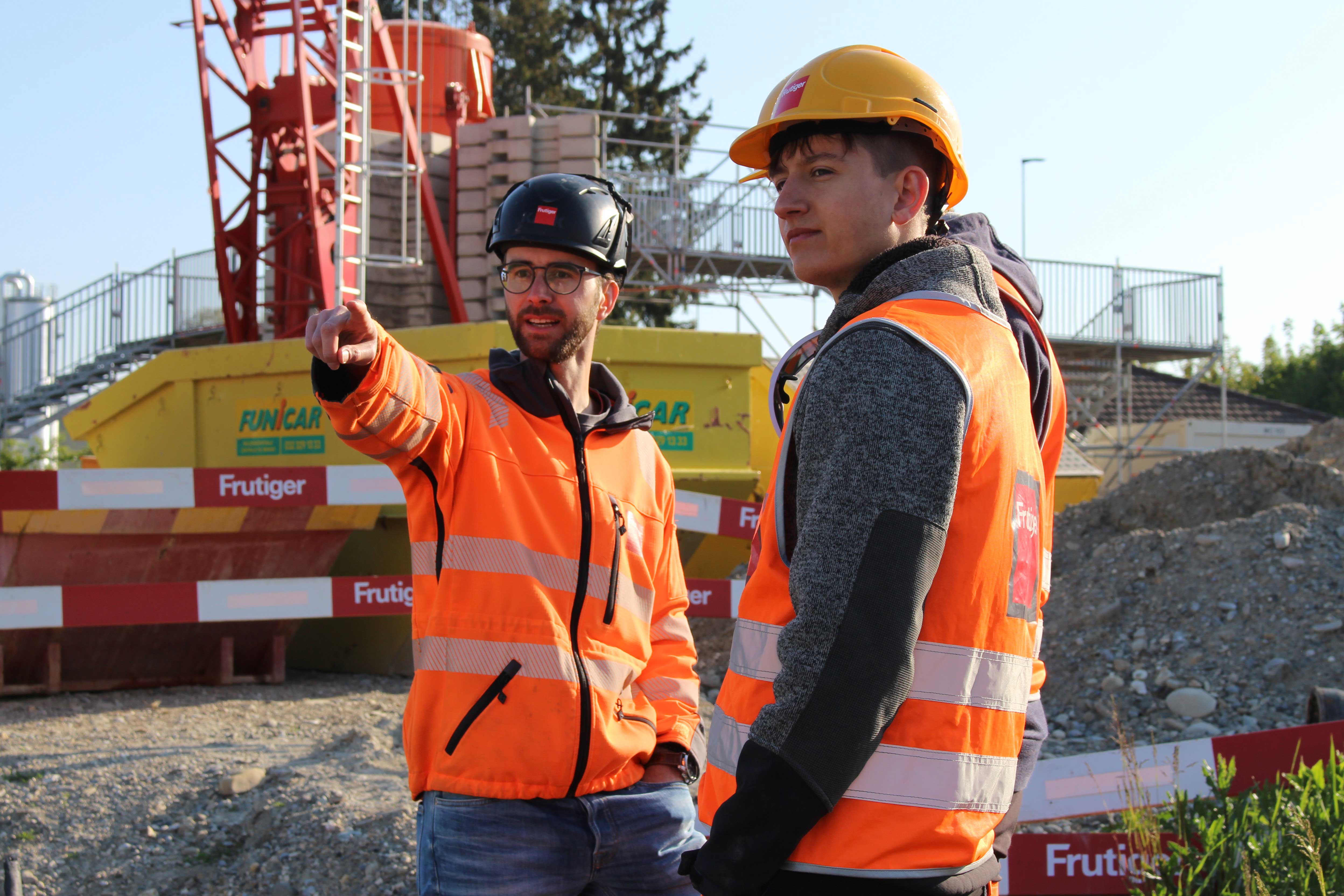 Studierende auf der Baustelle